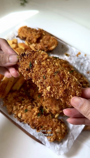 Chicken Strips ستربس دجاج ١-صدرين دجاج مقطع بالطول شرائح ٢-التتبيله: لبن رايب توابل:ملعقه صغيره مليانها ملح فلفل اسود بابريكا حار ريحان خردل قليل ملح معزز النكهه ملعقتين كبيره بصل مبشور فصين ثوم ملعقتين كبيره الى ٣ دقيق ..تخلط المكونات ممكن تذوقي وضيفي اي نكهه ناقصه (القوام يكون سميك ضيفي الدجاج وغطيه نص ساعه اقل شي تغلف شرايح الدجاج بـ كورن فلكس مكسر غير محلى -يوزع على ورق زبده مع زيت زيتون اسفل واعلى -يوضع في قلايه هوائيه حراره ١٨٠ مدة ٢٥ دقيقه وبنص الوقت اقلبيهم على الجهه الثانيه -الصوص الابي