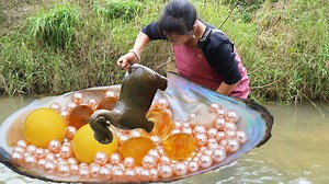 50K views · 1.2K reactions |  Wow! A beautiful woman caught a giant clam in the pond ⚡ Open the golden bead | Xiaohuiya | Facebook