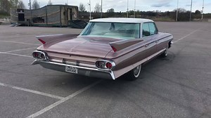 Nyinkommen i vår nya bilhall på Åkerbygatan 4 i Enköping. Cadillac Serie 62 4-door 4-window sedan 1961. V8 390 med Hydra-Matic automatlåda. Servobromsar. Servostyrning. Elhissar fram & bak. Elsoffa sex vägs. Elantenn. Kolla in det otroligt snygga taket med den stora bakrutan som man inte ser så ofta. Detta är en fantastisk härlig bil som tillverkades i endast 4700 exemplar och med endast 56727 miles = ca 9140 mil på mätaren och det märks när man är ute och kör bilen hur fint den går på vägen som