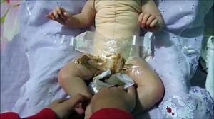 Explosão de cocô da minha bebe reborn (Poop explosion) - Gabi Reborn