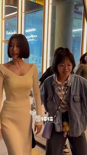 Ebie xinh đep đi làm hum quaa 😘 Mặc cái đầm tôn cái dáng đã thiệc chớ =)))😗 🎞️ Tần Lam vẫn đang trong quá trình quay “TOẢ SÁNG NHƯ CÔ ẤY“ - 《闪耀如她》 —— Thanks for 📸 xhs ID 426221482 #2daypwgluvqlan #AUQLVNF #tanlamvnfc #TầnLam #QinLan #秦岚 #ToảSángNhưCôẤy #ThẩmChân | Hnay Tần Lam có hạnh phúc ko?