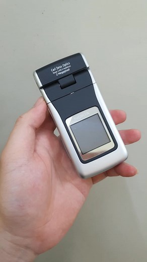 Ra mắt vào năm 2005, Nokia N90 cực kỳ sáng tạo khi cung cấp các chức năng chụp ảnh và video vượt trội mà điện thoại thông thường không thể sánh được. Chiếc điện thoại này mở ra giống như một chiếc điện thoại nắp gập, nhưng bàn phím sau đó có thể xoay được cũng như một phần mỏng ở bản lề chứa một ống kính. Nokia trang bị cho N90 nhiều chức năng ghi hình cao cấp như chế độ lấy nét tự động và chụp cận cảnh. Đèn flash tích hợp có thể được điều chỉnh để hoạt động ở các chế độ bật, tắt, khử mắt đỏ, tự