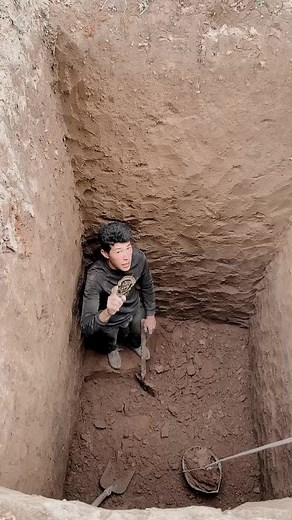 Digging in a Narrow Trench: A Daytime Experience