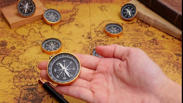 Huquary Compass Wedding Favors for Guests, Compass Souvenir Gift for Travel Themed Party Decorations Nautical Christmas Ornaments(Classic, 100 Pcs)