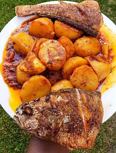 Delicious Porridge Potatoes and Fried Fish. Fish was seasoned with ▪︎Garlic powder ▪︎Paprika ▪︎Salt and Seasoning powder | Cooking With Claudy