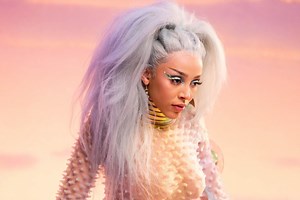 Doja Cat versiona “Celebrity Skin” de Hole para el anuncio publicitario