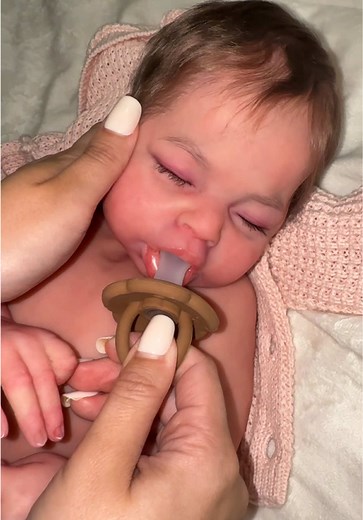Silicone doll Chanel’s arm movement and pacifier removal #fyp #foryoupage #rebornbaby #reborndoll #reborn