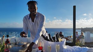 Si te gusta ver el atardecer en un ambiente chill, en Sandos Papagayo tenemos el plan perfecto para ti 🌅👌. Contempla la puesta de sol con unas vistas increíbles desde nuestra terraza, música en directo y una copa de cava 😎🥂. * If you like to watch the sunset in a chill atmosphere, at Sandos Papagayo we have the perfect plan for you 🌅👌. Watch day turn to night with incredible views from our terrace, live music and a glass of cava 😎🥂. | Sandos Papagayo