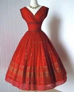 12K views · 26 reactions | Lindos vestidos Vintage.... Anos 50s .•*¨*•♫♪♫♪♫♪ CLÁSSICOS & RETRÔ ♫♪♫♪♫♪•*¨*•.¸¸ ೋღ onde a boa música e as boas recordações se encontram ღೋ ▒▓█▇▆▅▃▂ CURTA NOSSA PÁGINA▂▃▅▆▇█▓▒ | Clássicos & Retrô 60,70,80 e 90 | Facebook