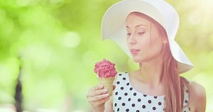 Beautiful Woman Eating Ice Cream Park: vídeo stock (100% livre de direitos) 11078846 | Shutterstock