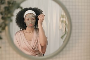 Summer skin is always on the lookout for some loving TLC 🥰​ Give our Himalayan Charcoal Purifying Glow Mask a chance as it dials up the natural glow with its hydrating and exfoliating properties.​​ Shop: In-store, http://bit.ly/TBS-FB, call on 91-7042004412 or WhatsApp on 91-8826100843​ #TheBodyShopIndia #TBSInd #HimalayanCharcoal #NaturalMasks #FaceMasks #NaturalSkincare #VeganBeauty | The Body Shop