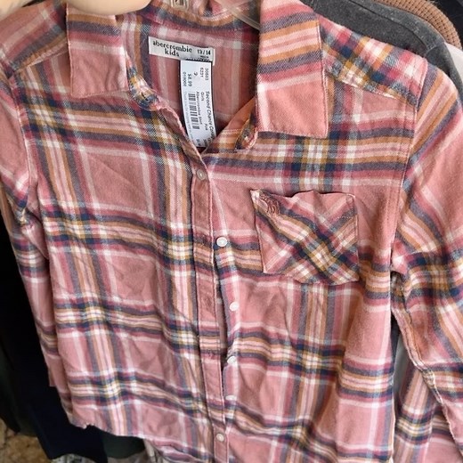 🛍️Girl’s clothes coming in hot!🛍️ Sizes ranging from 7-14 Call to inquire or stop in and check out our huge kids selection😁 | Second Chance Consignment Boutique