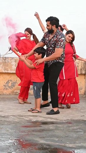 3.8M views · 10K reactions | #holi #holi2021 #punjabi #SONG #bollywood #girl #OMG #ladki | Faisal SiddiQui | Facebook