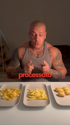 CIBO PROCESSATO 🥔 Patata naturale: è ricca di fibre, acqua e potassio. Ti sazia facilmente con circa 60 kcal. 🍟 Patatine fritte: assorbono olio, raddoppiano le calorie e il sale ne intensifica il sapore. Con meno acqua, saziano di meno e mangiarne 200 kcal è facile. 🍿 Chips ultra-lavorate: tagliate sottili, fritte e aromatizzate. Restano quasi solo amido e grasso: ~450 kcal a porzione. ⚠️ Più un cibo è alterato, più è facile esagerare e più è difficile sentirsi sazi. ✅ Scegli alimenti che ti