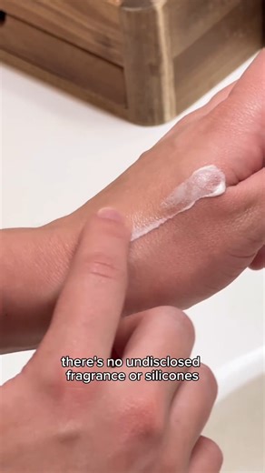 Ever wondered what La Mer’s secret ingredient is 🤫 algae extract 🌿 and you know what else contains marine ingredients? ✨Our daily hydrating moisturizer✨ It contains giant kelp 🌿 microalgae oil 🌱 and cellular algae water to help soothe, renew, and protect your skin giving it the ultimate glow 🥰 What should we do a dupe for next? | The Earthling Co.