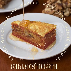 🫶🍯🌟🍯🫶Le baklava grec est une délicieuse pâtisserie aux couches croustillantes de pâte phyllo, de noix hachées et de sirop sucré, incarnant parfaitement l'art culinaire grec avec sa combinaison exquise de saveurs et de textures. 🫶🍯🌟🍯🫶Greek delight: baklava, phyllo, nuts, exquisite sweet syrup | Restaurants Au Vieux Duluth