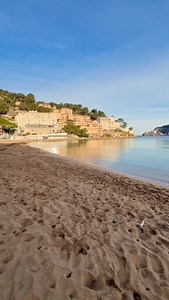 A sunny start to Thursday but the Can Repic beach cleanup is yet to begin 😉Still, those canes are perfect for wigwam making so ready made beach entertainment 😝🤣👌⛺️ #mallorca #soller #peace #beach #sea | Anna Nicholas