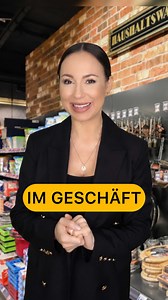 💬Was kann ich für Sie tun? 💬Ich mache heute einen Salat. Und ich brauche viele Sachen. 💬Das Lebensmittelgeschäft ist um die Ecke. 💬Nein, ich brauche das. 💬Ein Messer? 💬Ja, ein Messer. Und noch das. 💬Eine Reibe? 💬Genau, eine Reibe. 💬Dann noch das da. 💬Einen Schäler? 💬Ja, einen Schäler. Danke. Und ich brauche noch … 💬Ein Messer haben Sie schon. Ein Schneidebrett? 💬Richtig! Ein Schneidebrett. 💬Bitte schön. 💬Danke! 💬Gerne. Vergessen Sie die Lebensmittel nicht. Liebe Grüße Dein Sprach