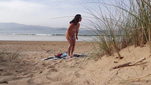 I filmed a curvy changing clothes and doing Exercises on the Beach