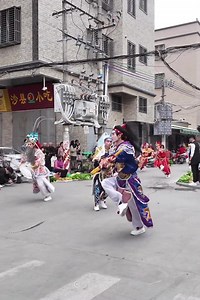 127K views · 2.8K reactions | Múa Anh Ca ở khu vực Triều Sán, Quảng Đông Trung Quốc làm sôi nổi không khí ngày tết... | Hạ Vy du lịch Trung Quốc | Facebook