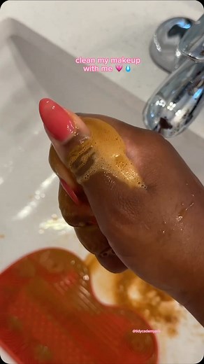 Be honest how often are you cleaning your makeup? I don’t do this enough! 🎥 @tidycademypro #makeupbrushescleaning #makeupcleaning #cleanmakeup #howtocleanmakeupbrushes | Dark Skin Women Makeup