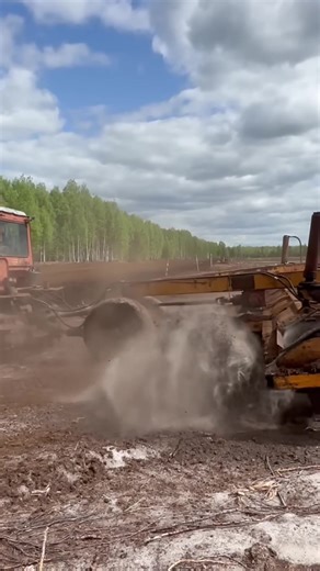 The Soviet tractor DT-75 creates a field profile | Traktoristy