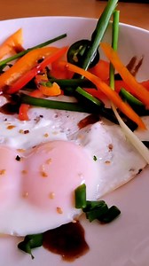 This in from the wonderful @jeffyttaco: The Quick & Eggy The Double yolk cooked in the @gotham_steel on a bed of roasted sesame & everything bagel from @clubhousecanada giving the bottom of the eggs that perfect crispalicious layer. Garden Fresh Veggies that were sliced thinly then tossed in an ice bath giving it that perfect bite crunch. Quick drizzle the consisted of hoisen sauce @leekumkeeusa & homemade crispy garlic chili pepper evo. | Gotham Steel Pans