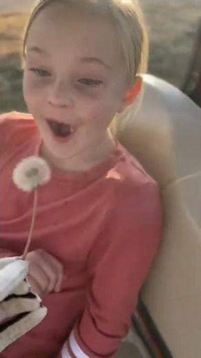 Dad Pranks Daughter by Putting Dandelion Inside Her Mouth While Attempts to Blow it - 1329958