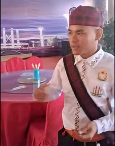 #UTSnippet: Padma Shri, Guru Rewben Mashangva seen counting numbers with a Wa Zu person, a #Chinese minority in #YunnanProvince, in #Tangkhul #Naga language. #GuruRewbenMashangva looks amazed at the similarity in their languages. China is home to over 50 #ethnic minority groups, including the Wa people, who are officially recognized ethnic groups in #China. The Wa are primarily concentrated in Yunnan Province, particularly in the southwestern region along the border with #Myanmar. (Video by: Nag