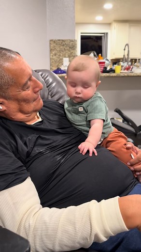 The kiss before guiding his precious head down 🥺 #grandpa #love #babies #wholesome #fyp - Source 🎥 tt : thelifeofsara93 | Precious Moments