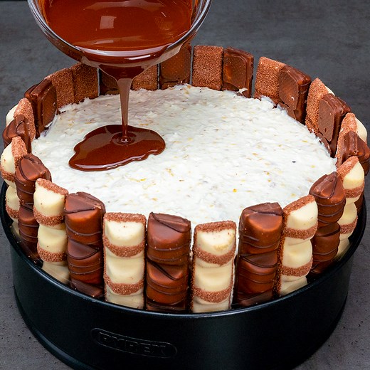 Cel mai iubit tort de Revelion! Fara coacere sau gelatina! Ingrediente: ciocolate Kinder Bueno: 300 g biscuiți: 300 g unt topit: 100 g Nutella: 100 g mascarpone: 400 g zahăr pudră: 100 g esență de vanilie: 5 ml frișcă: 400 ml alune de pădure: 150 g banane: 4 buc ciocolată neagră: 150 g ulei: 30 ml ciocolate Kinder Bueno: 4 buc căpșune: 200 g ciocolată albă topită: 20 g ciocolată neagră topită: 20 g Băutură: cafea solubilă: 20 g zahăr: 20 g cacao: 20 g apă fierbinte: 100 ml lapte fierbinte: 100 m