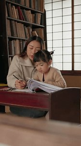 日本人、母亲和孩子在教育方面有家庭作业，用于学习支持、写作和帮助在家学习。家庭、妇女和女童，备有促进发展、知识和检查进展的书籍 库存影片视频（100% 免版税）3629515425 | Shutterstock