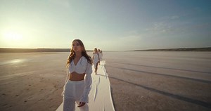 У новій колекції Gepur Ethno ми торкаємось найтонших почуттів поза часом… Розповідаємо тендітну історію про дівчину в білому, якій важлива простота, легкість і самобутність. Її гармонійна впевненість зачаровує. Хочемо стати до неї ближче. Хочемо бути нею. Обирати любов, гармонію, ніжність. Надихатись красою рідного краю. Споглядати і творити. Біла капсула передає відчуття, коли хочеться обіймати світ. Слухати його особливий ритм. Вивчати ще більше та підкорювати. Колір “тихої розкоші” навіює спо