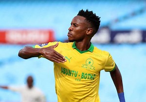 🎙🔊| Who should Mamelodi Sundowns start eyeing as a possible Themba Zwane replacement 🔄 🟡 The Brazilians' star man turns 32 in August, is now perhaps the right time to start preparing his successor? 🔵 ❝There will never be a replacement for Themba Zwane.❝ - Pro Philani 🟢 Promise Mkhuma, Lesedi Kapinga, and Hashim Domingo? | GOAL South Africa