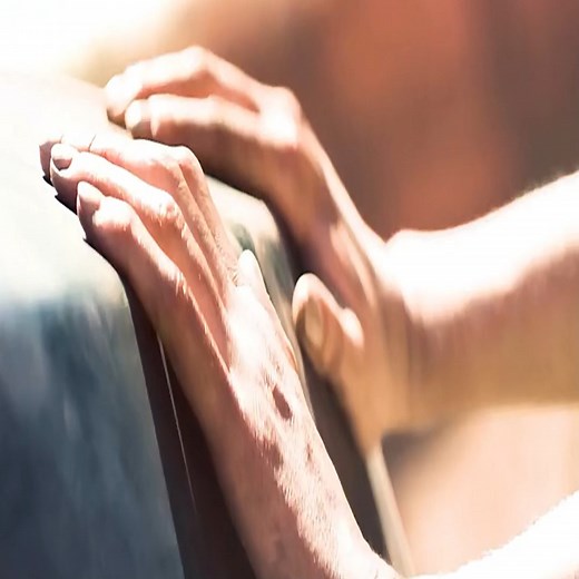 Cuando todos los intentos de abrir la puerta fallan y la vida de su hijo se apaga. La madre toma una decisión impensable: ¡Empujar el vehículo súper resistente por el acantilado! ¿Abrirá el impacto la puerta de la muerte o significará el final para ambos? Un desenlace cargado de adrenalina y amor maternal. ¡No te lo pierdas! 🔥 #ResumenRapido #PeliculasDeSupervivencia #AmorDeMadre #Adrenalina | Cine Mexa