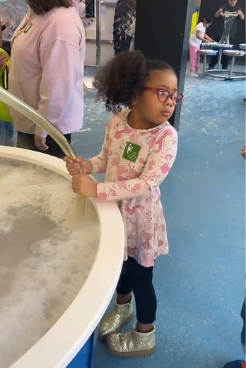 When a random kid suddenly shows up 🤣🤣🤣#randomkid #funnykids #usa #relatablemoments #hilarious