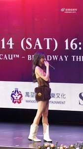 39K views · 2.5K reactions | Sau khi bé Orm biểu diễn 『Love Story』xong, MC cho mời Ling lên sân khấu lại, bé nhìn chị từ từ bước tới gần, liền hát câu: “We were both young when i first saw you” 來 MC: Có lẽ bài hát Love Story này cũng chính là story của họ đúng không~ Cre on video #LingOrm | Vì LingOrm mà đến | Facebook