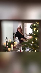 Dans une maison magnifiquement décorée pour les fêtes de fin d’année, deux jeunes femmes rentrent dans le salon avec plusieurs cadeaux entre les mains. Entre les guirlandes lumineuses, les décorations colorées et le grand sapin installé au centre de la pièce, l’ambiance est déjà totalement plongée dans l’esprit de Noël. Mais un détail attire immédiatement leur attention. Juste à côté du sapin se trouve une immense maison en carton construite avec un soin étonnant. Curieuses, elles s’approchent p
