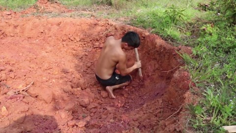 Creuser pour construire une piscine souterraine avec toboggan autour d'une maison secrète sous terre