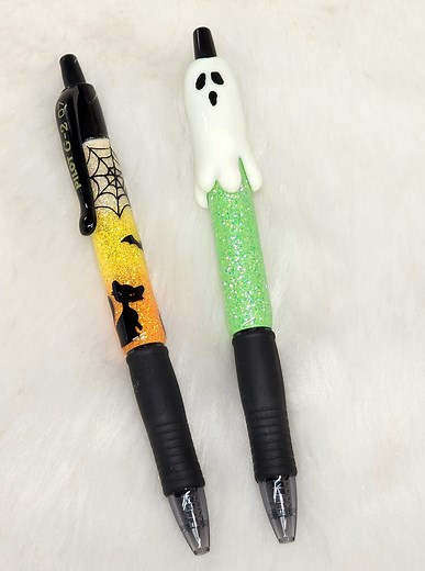 Halloween Pens 🎃👻 Pilot •G2• #tumblergroove #halloweenvibes #Halloween #resinpens #glitterpens #pens #glitter #ghost #spooky #penmaker #uvresin #halloweenfun | Tumbler Groove