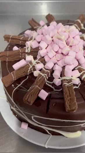 Now this is how WE do it 💪🏻 Free Fudge Cake Tuesday, you’re back again! As always, usual t&cs apply.. every main meal purchased over £5 gets you a delicious freebie of chocolate fudge cake, just remember to quote ‘free cake’ 😲🍴 Please note - we will be taking a break from this deal over the half term, but it’ll be back for the final two tuesdays of Feb from the 20th 🙌🏻 | The Tenth Hole