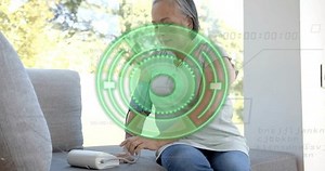 「血圧モニター上でスタートボタンを押す成人向けした女性は、カフを膨らませ、緑色のヘルススキャンを示しています。健康， ウェルネス，老化， デジタル， リラクゼーション， インテリア，医療」の動画素材（ロイヤリティフリー）3921938419 | Shutterstock