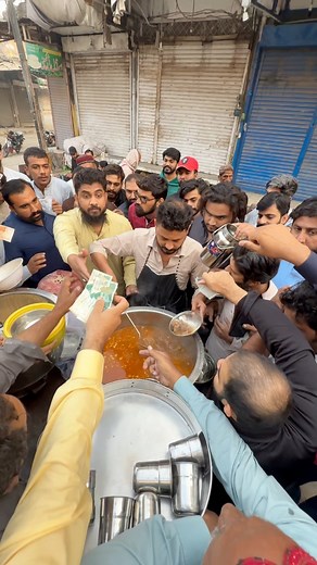 #sargodha #viral #streetfood #foodies #fyp Description: Agar aap ko lagta hai ke street food sirf Karachi aur Lahore ka hai, toh ye video dekho. Sargodha ka ye bong paye wala sirf teen din ke liye aata hai — aur log uska intezaar karte hain jaise kisi festival ka! | Zain Javed