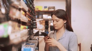 Client utilisant un téléphone mobile pour : vidéo de stock (100 % libre de droit) 3697898529 | Shutterstock