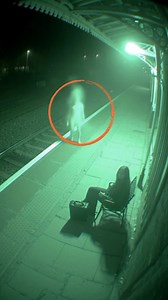 Railway station पर एक महिला के साथ हुआ कुछ ऐसा जिसे देख डर कर भागी वो #RailwayStationHorror #ScaryIncident #CaughtOnCamera #WomanRuns #RealHorror | After Dark Horror