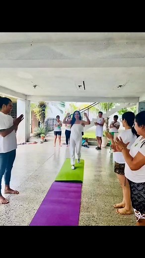 Yemaya assessu, assessu Yemaya Yemaya Olodo, Olodo Yemaya. Metafóricamente la vida representa un camino que recorremos con un propósito, y cada paso es impulsado por una corriente que representa energía, y según nuestra intención, esa corriente nos puede llevar a conectarnos con el gran espacio: el océano, dónde podemos vivir nuestros sueños, anhelos, satisfacción, alegrias... Este grupo humano de personas celebran el momento en el que río se encuentra con el océano; y lo lograron con perseveran