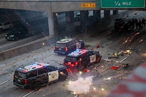 Los Angeles a ferro e fogo: manifestação pacífica contra políticas anti-imigração de Trump passa a cenário de caos