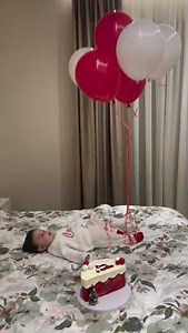 1.6K views · 2.3K reactions | Mi bebé feliz jugando en la cama 殺, concentrado, explorando, aprendiendo y disfrutando cada movimiento . Así se construye su desarrollo: con juego, calma y amor todos los días #BebéFeliz #JuegoConsciente #EstimulaciónTemprana #AprenderJugando #BebéConcentrado DesarrolloInfantil AmorDeMamá CrianzaConAmor MomentosÚnicos BebésFelices | Rincón Materno | Facebook