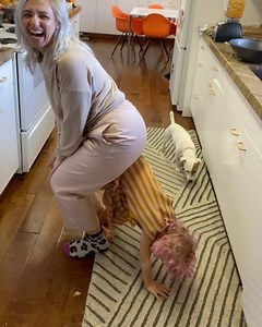 Last night while I was making dinner (that’s me bragging 😂) Fiona turned on the phone to record herself dancing. You know I respect nothing more. But the best part is when I tried to creep in on her show—she took all the power back by one upping my moves. SO HANG ON TIL THE END 😂😂 Diana Ross & The Supremes: The No. 1’s is my go to album if I’m sad but trying to find some hope! Just so gratefulI have this tiny one to enjoy it with me. ❤️❤️Stay in the now, keep in the present—it’s the only way 