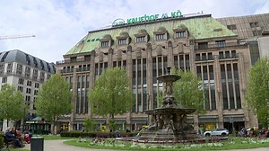 Einkaufspalast in Premiumlage: Der "Kaufhof an der Kö" in Düsseldorf steht zum Verkauf.